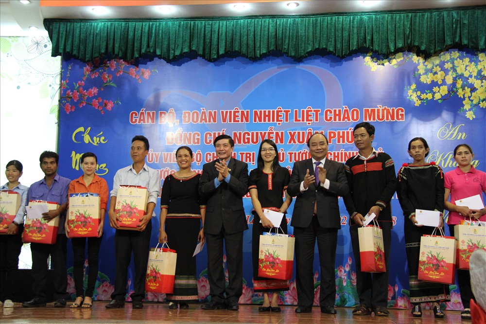 Thủ tướng Nguyễn Xuân Phúc trao 100 suất quà cho CNVCLĐ có hoàn cảnh khó khăn.
