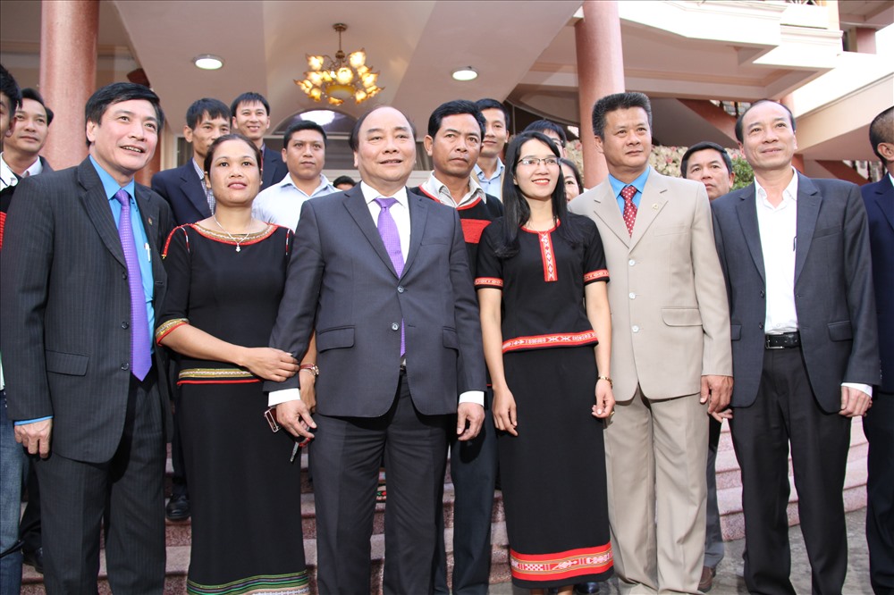 Thủ tướng Nguyễn Xuân Phúc chụp hình lưu niệm với người lao động.