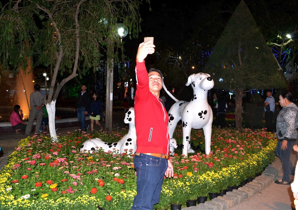 Selfie cùng “những chú chó đốm“. Ảnh: Châu Tường