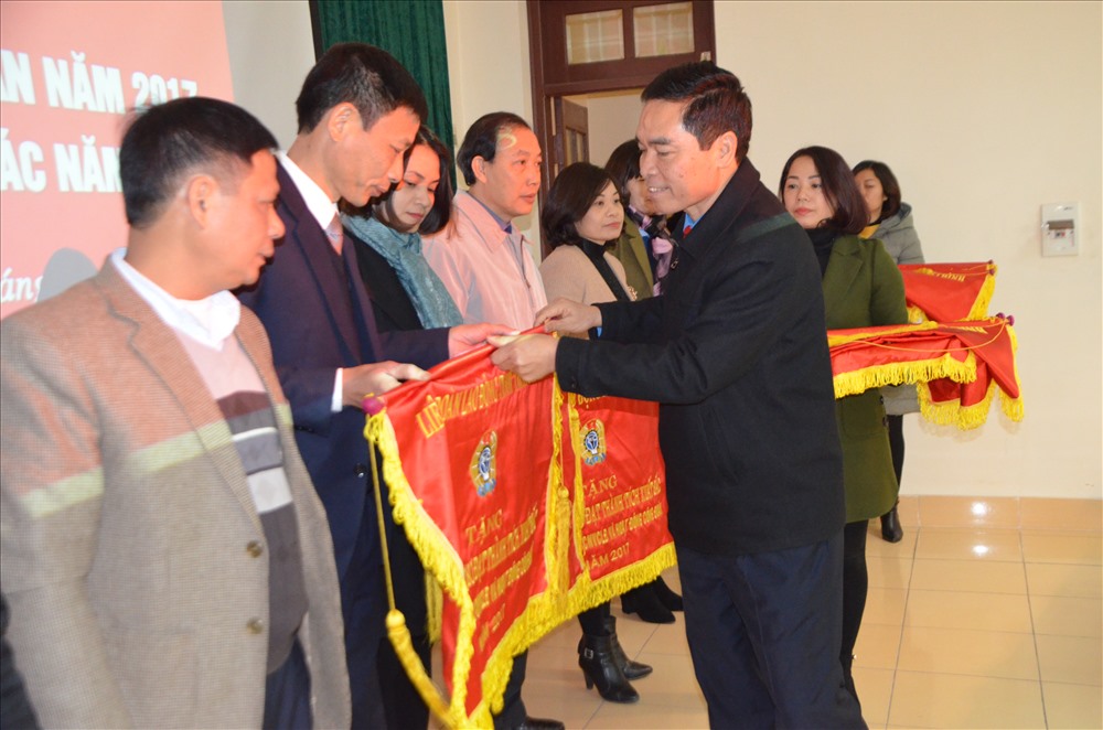 Chủ tịch LĐLĐ tỉnh Trần Việt An trao cờ cho các đơn vị có nhiều thành tích trong hoạt đội trog hoạt động CĐ.