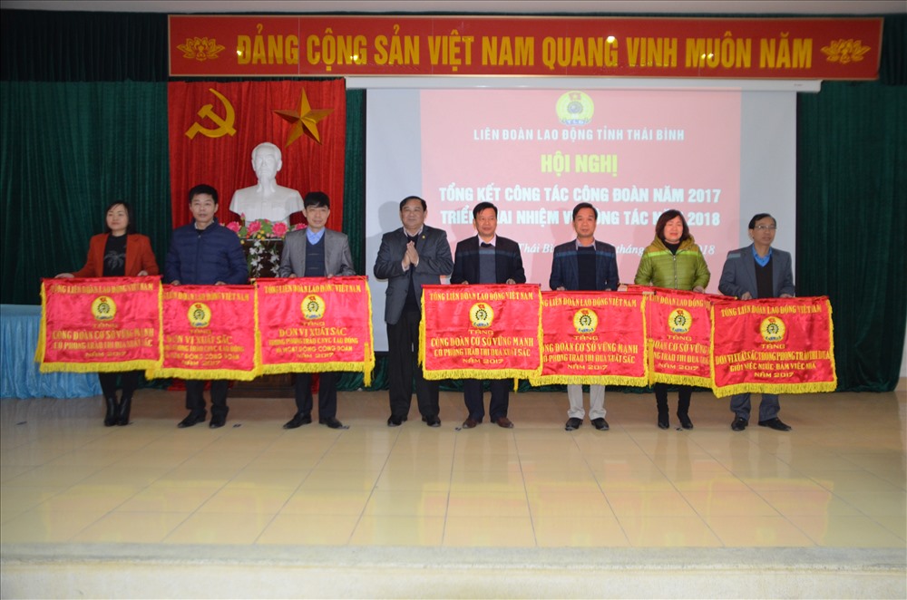 Đồng chí Phạm Văn Xuyên - Tỉnh ủy viên, Phó Chủ tịch UBND tỉnh - tặng bức trướng cho các tập thể có nhiều thành tích trong hoạt động CĐ.