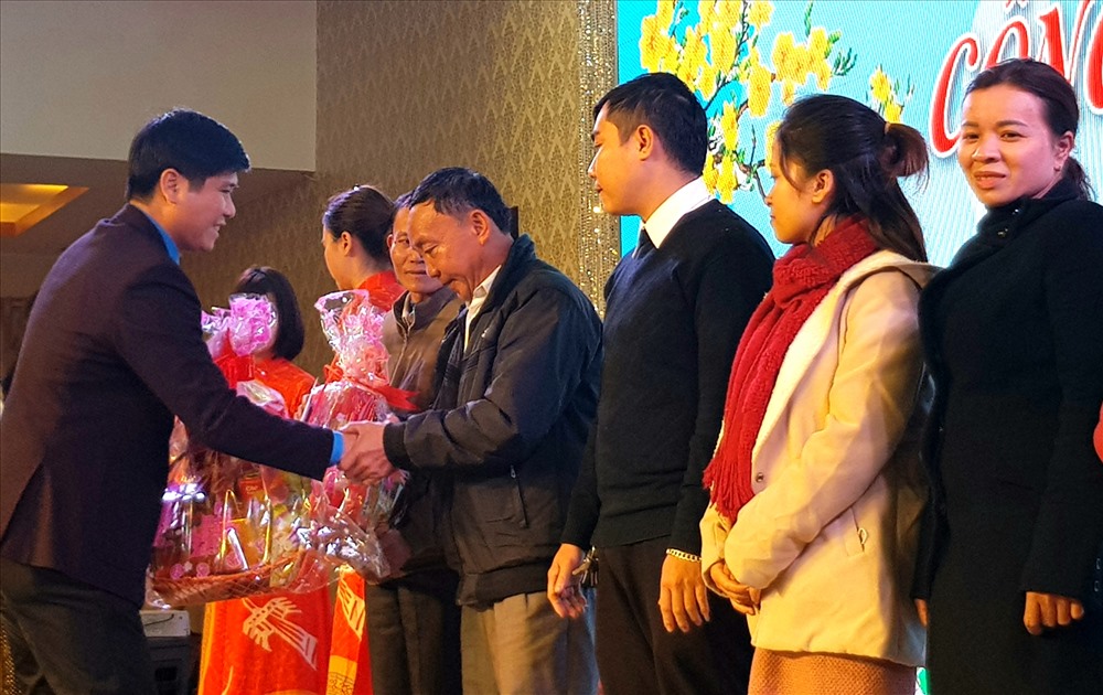 Ông Lương Phú Cường - P.Chủ tịch CĐ Khu kinh tế QB trao quà cho NLĐ. Ảnh: Lê Phi Long