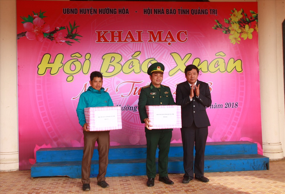 Ông Trương Đức Minh Tứ - Chủ tịch Hội nhà báo Việt Nam tỉnh Quảng Trị trao tặng báo xuân cho các đơn vị. Ảnh: Hưng Thơ.