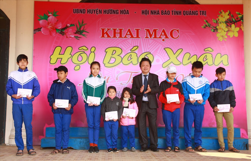 Ông Nguyễn Hoàn - Phó Giám đốc Sở TTTT tỉnh Quảng Trị trao quà cho những học sinh có hoàn cảnh khó khăn tại huyện Hướng Hóa. Ảnh: Hưng Thơ.
