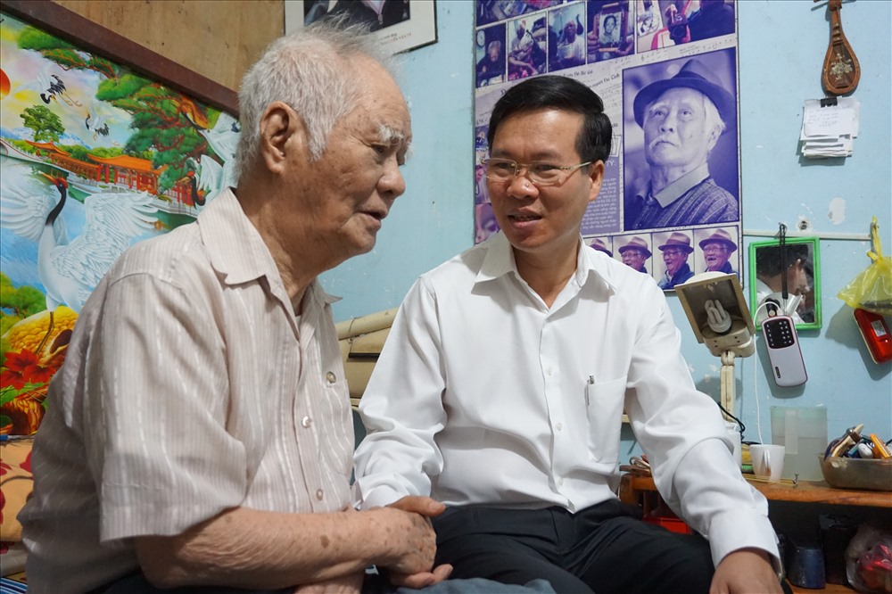 Ông Võ Văn Thưởng thăm hỏi sức khỏe và chúc Tết nhạc sĩ Nguyễn Văn Tý.