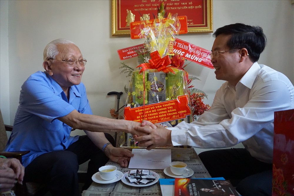 Ông Võ Văn Thưởng thăm hỏi sức khỏe và chúc Tết gia đình ông Võ Văn Tuấn. 
