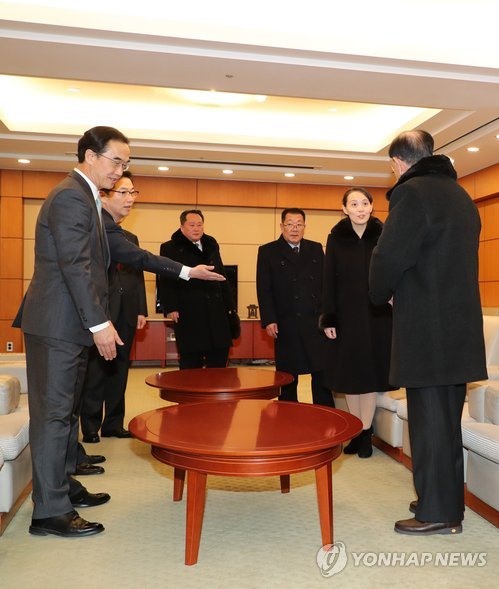 Cuộc gặp ngắn giữa đoàn đại biểu Triều Tiên và Bộ trưởng Bộ Thống nhất Hàn Quốc. Ảnh: Yonhap.