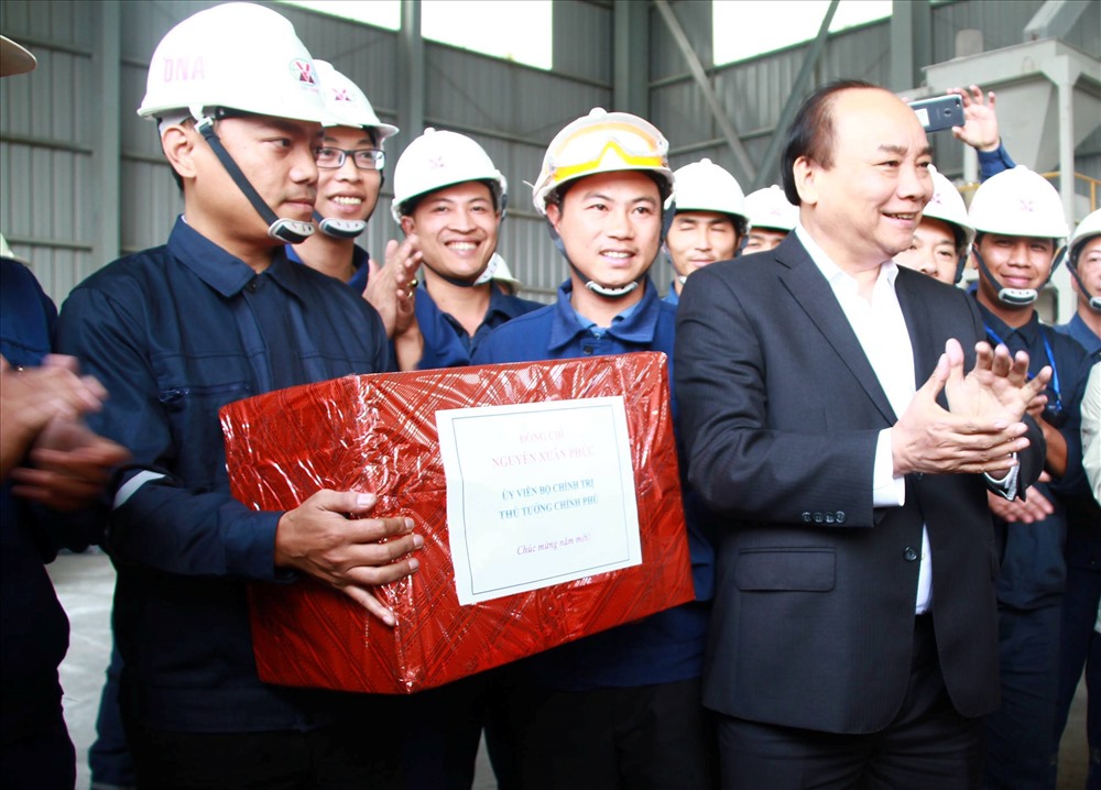 Thủ tướng thăm hỏi công nhân tại Đắk Nông.