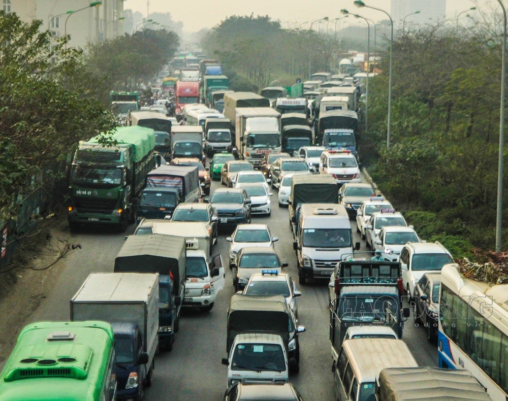 Khu vực cầu vượt Nguyễn Chí Thanh kẹt cứng từ cuối giờ chiều theo hướng về Big C, tình trạng ùn tắc càng nghiêm trọng vào giờ cao điểm do khu vực này xảy ra một vụ va chạm giao thông giữa ôtô hiệu Chevrolet với ôtô biển xanh.