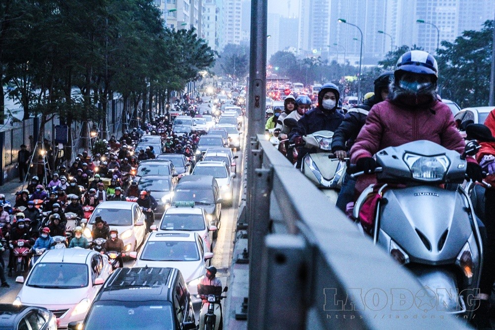 Cầu vượt Nguyễn Chánh tình trạng ùn tắc kéo dài, nhiều xe nối đuôi nhau, di chuyển khó khăn.