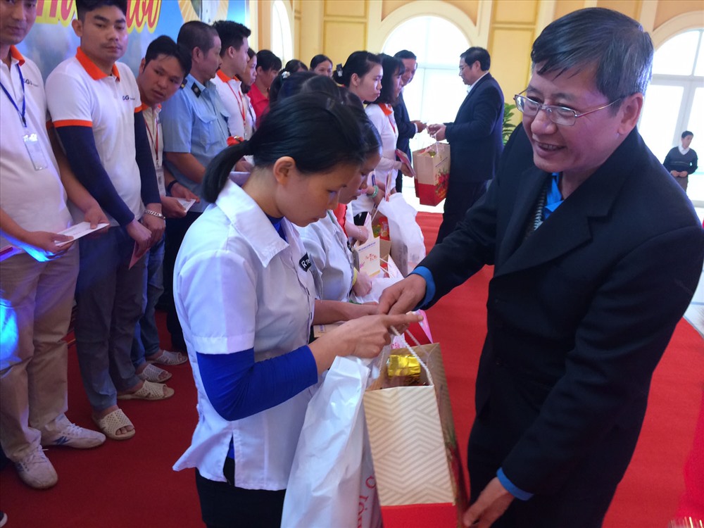 Đồng chí Trần Thanh Hải - Phó Chủ tịch Thường trực Tổng LĐLĐVN trao quà tới CNLĐ có hoàn cảnh khó khăn. 