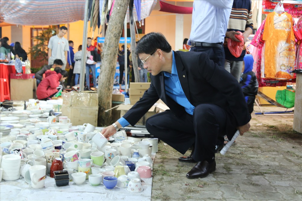 Lãnh đạo LĐLĐ TP. Đà Nẵng đi kiểm tra chất lượng sản phẩm được bày bán tại phiên chợ. ảnh: Bảo Trung