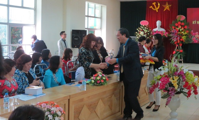 Chủ tịch CĐ Dệt May VN Lê Nho Thướng tặng quà cho các chị em phụ nữ tại buổi lễ. Ảnh: Xuân Trường