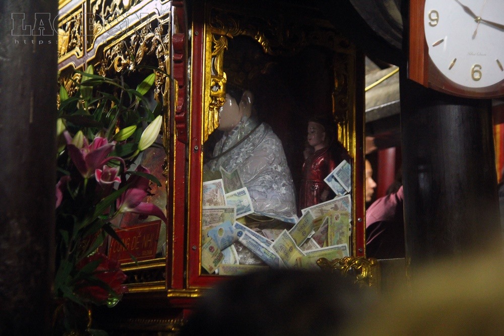 Tượng Ban Hoàng Bơ, Ban Hoàng Đôi cũng đầy tiền lẻ.