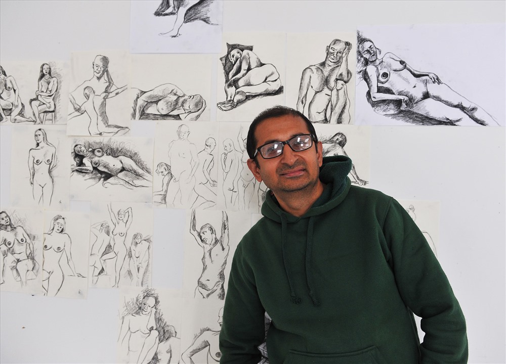 Họa sĩ Kapil Dixit (Nepal) chuyên vẽ cơ thể con người (human body), anh cũng là người theo trường phái “new painting”. Trên tường là các bức phác thảo tại Vermon mấy ngày đầu trong giờ vẽ mẫu nude của anh.