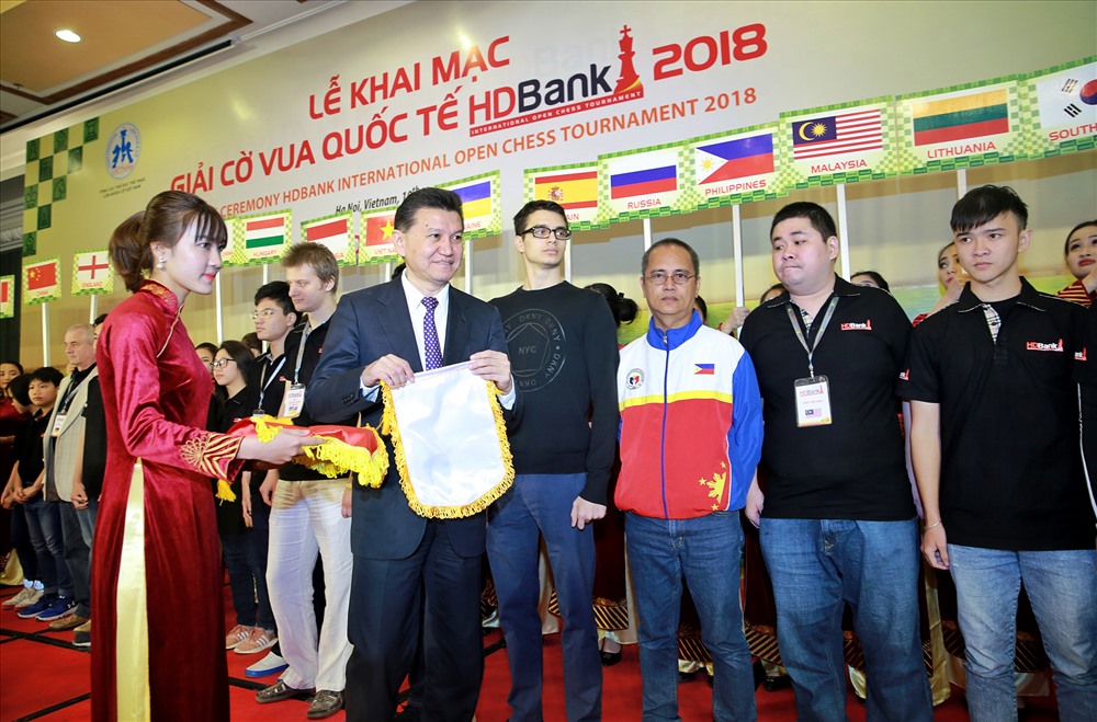 Chủ tịch Kirsan Ilyumzhinov trao cờ lưu niệm cho các đoàn tham dự giải. Ảnh: BD