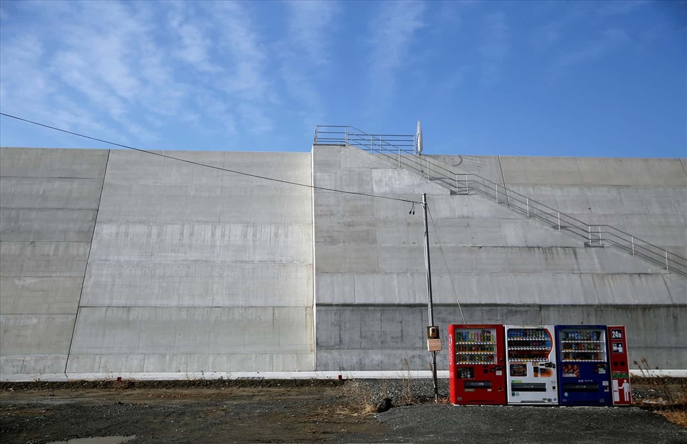 Bức tường biển ở vịnh Hirota, Rikuzentakata, cao 12.5 mét, thay thế cho đê chắn sóng cao 4 mét đã bị sóng thần cuốn trôi. Ảnh: Reuters