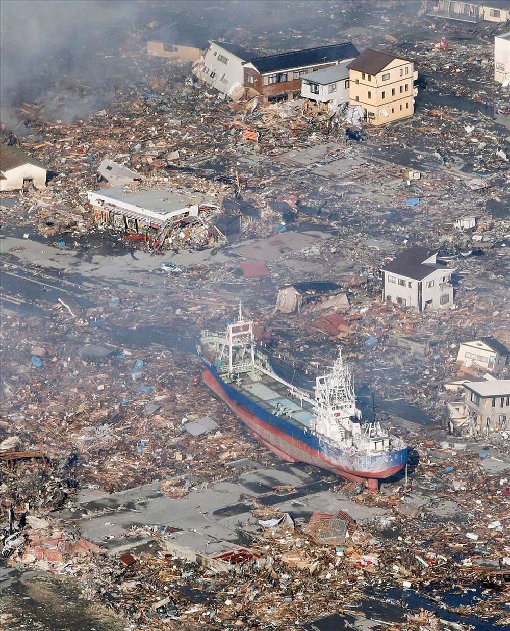 Một con thuyền bị sóng thần đánh dạt vào đất liền ở Kesennuma. Ảnh: Kyodo/Reuters
