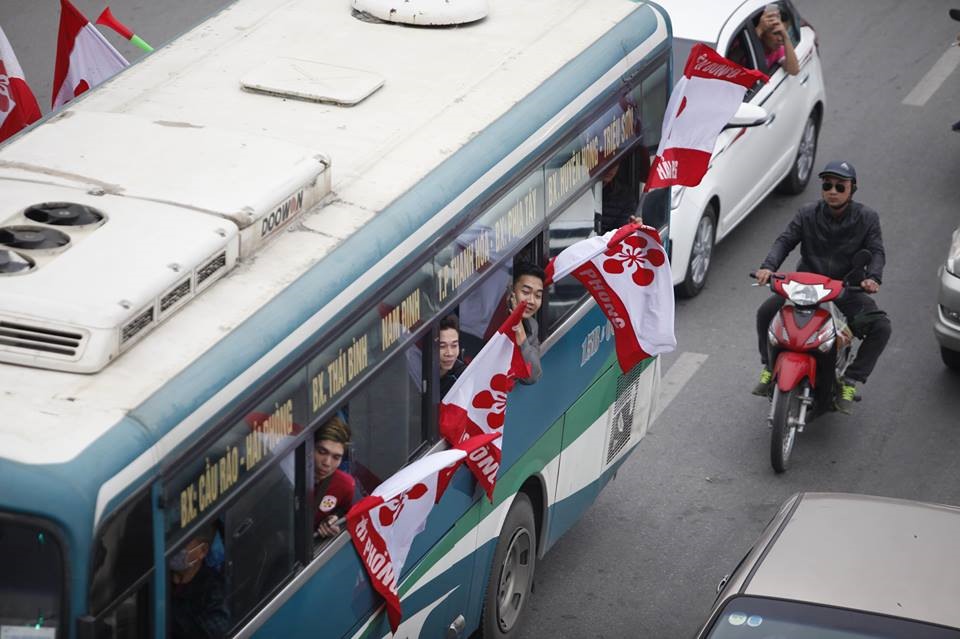 Cổ động viên bóng đá Hải Phòng với băng rôn, cờ cùng tiếng reo hò tạo nên bầu không khí náo nhiệt trên đường diễu hành đến sân Hàng Đẫy. 