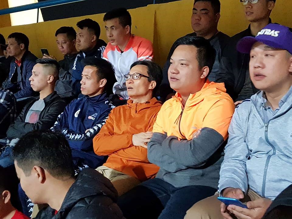 PHó Thủ tướng theo dõi trận đấu cùng tiền đạo Văn Quyết của Hà Nội FC. Ảnh: MT