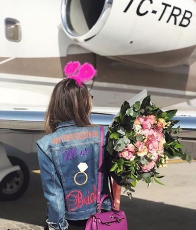 Bức ảnh được cho là Mina Basaran - con gái 28 tuổi của Chủ tịch Basaran bên ngoài chiếc máy bay gặp nạn có số đuôi là TC-TRB. Ảnh: D.S