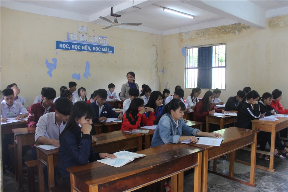 Các em học sinh trường THPT Trần Phú hằng ngày vẫn phải ngồi học trong những lớp học xuống cấp trầm trọng.