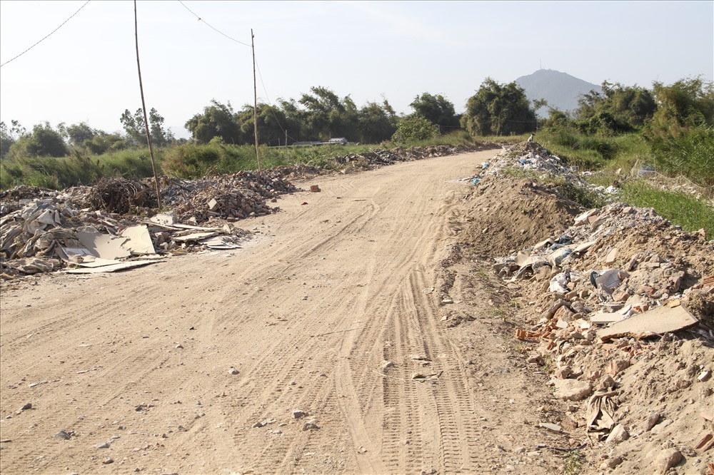 Rất nhiều xà bần được đổ bữa bãi dọc tuyến đường khai thác cát trên sông Đà Rằng.