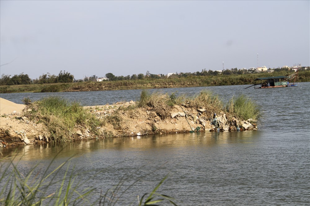 Hoạt động khai thác cát trên sông Đà Rằng.