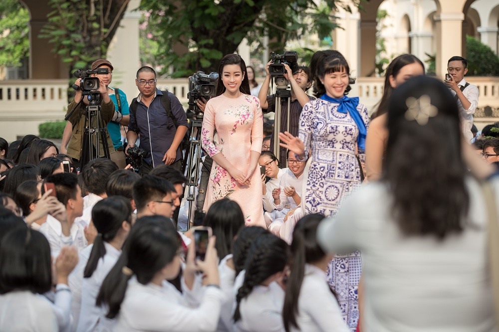 Là đại diện cho thế hệ trẻ đồng thời là hình tượng của phụ nữ Việt Nam, Mỹ Linh đã giúp bạn học sinh hiểu rõ hơn về nét đẹp truyền thống và ý nghĩa của tà áo dài.