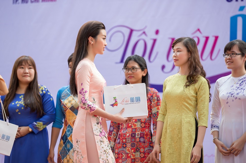 Đây lần thứ hai liên tiếp, hoa hậu Đỗ Mỹ Linh là đại sứ hình ảnh của Lễ hội Áo dài TPHCM và là thành viên trẻ nhất thuộc Ban giám khảo của cuộc thi Duyên dáng áo dài.