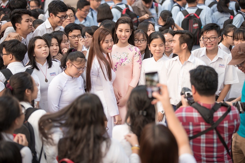 Tại sự kiện, Mỹ Linh có cơ hội chia sẻ và lan tỏa tình yêu áo dài đến với các bạn học sinh tại trường THPT.