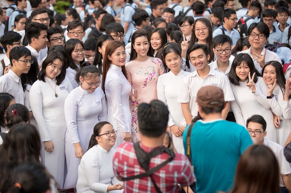 Hoa hậu Đỗ Mỹ Linh thân thiện chụp hình kỉ niệm cùng các bạn học sinh của trường THPT chuyên Lê Hồng Phong.