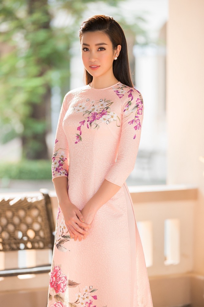 Đến với buổi truyền cảm hứng, hoa hậu Đỗ Mỹ Linh chọn tà áo dài trang nhã có tông màu hồng nude có điểm xuyết hoa văn đến từ NTK Ngô Nhật Huy. 