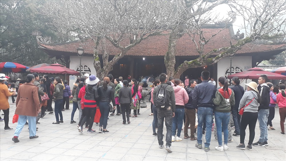 Mỗi ngày chùa Tây Thiên đón hàng ngàn du khách đến thăm quan.