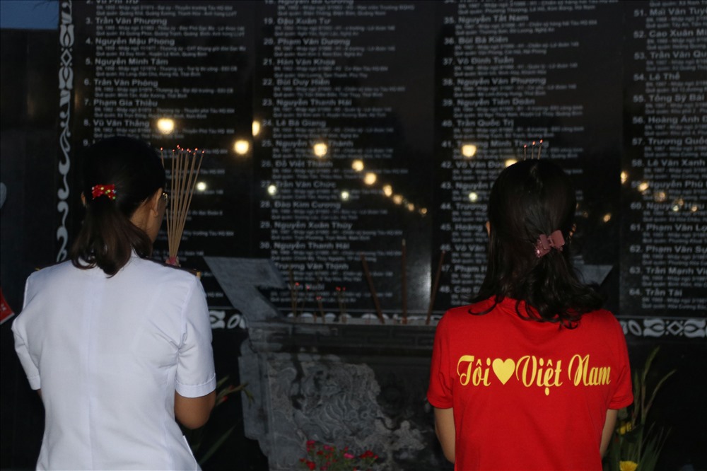 Chiều tối qua, chị Trần Thị Thủy, con gái liệt sĩ Trần Văn Phương đã đến khu tưởng niệm thắp hương cho cha mình và đồng đội. Ảnh: T.Thúy