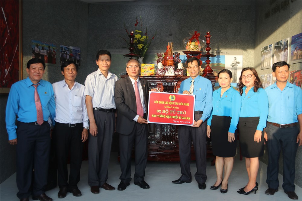 LĐLĐ tỉnh Tiền Giang tặng Khu tưởng niệm tủ thờ