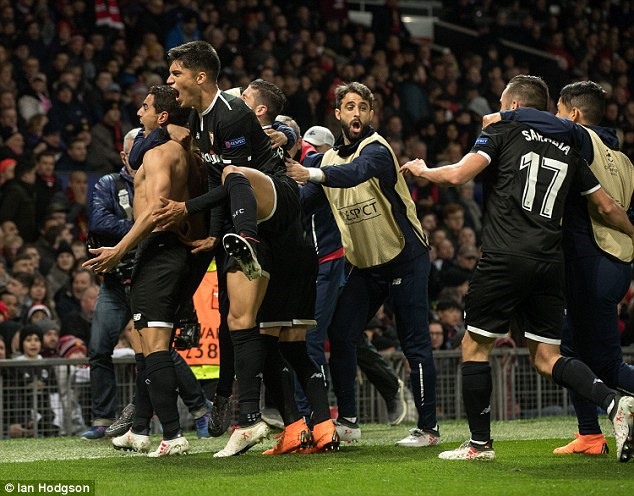 Sevilla giành vé đi tiếp ngay tại Old Trafford. Ảnh: Daily Mail.