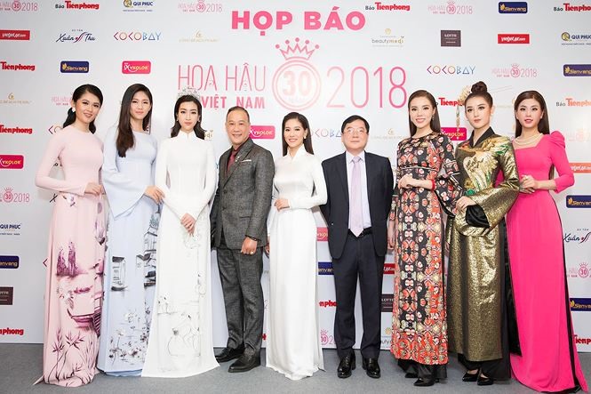 Hoa hậu Kỳ Duyên - Á hậu Huyền My chụp ảnh cùng Ban tổ chức Hoa hậu Việt Nam 2018. Ảnh: TPO
