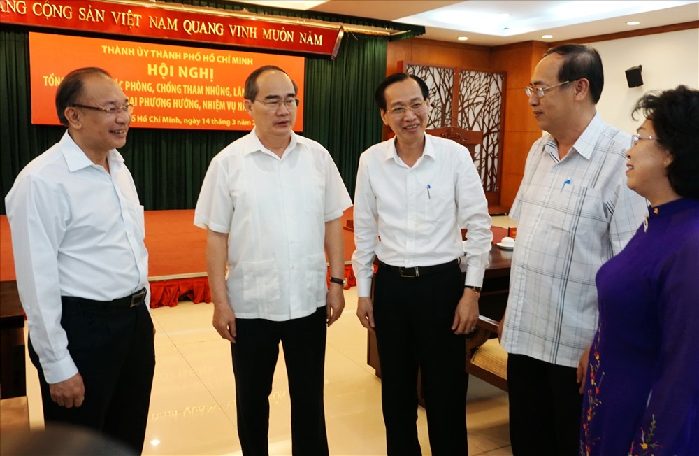 Bí thư Thành ủy TPHCM Nguyễn Thiện Nhân (thứ hai từ trái qua) trao đổi với các đại biểu tại hội nghị.