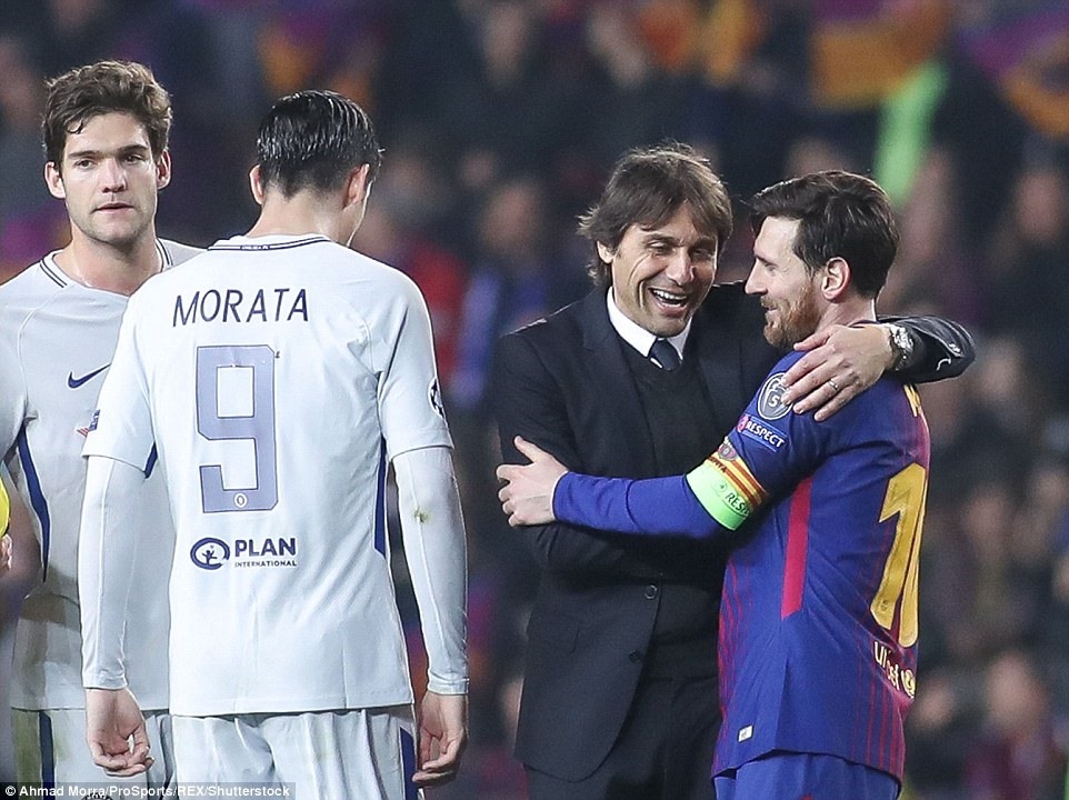 HLV Conte (thứ hai từ phải sang) chúc mừng Messi (ngoài cùng bên phải) sau khi trận đấu kết thúc. Ảnh: REX.