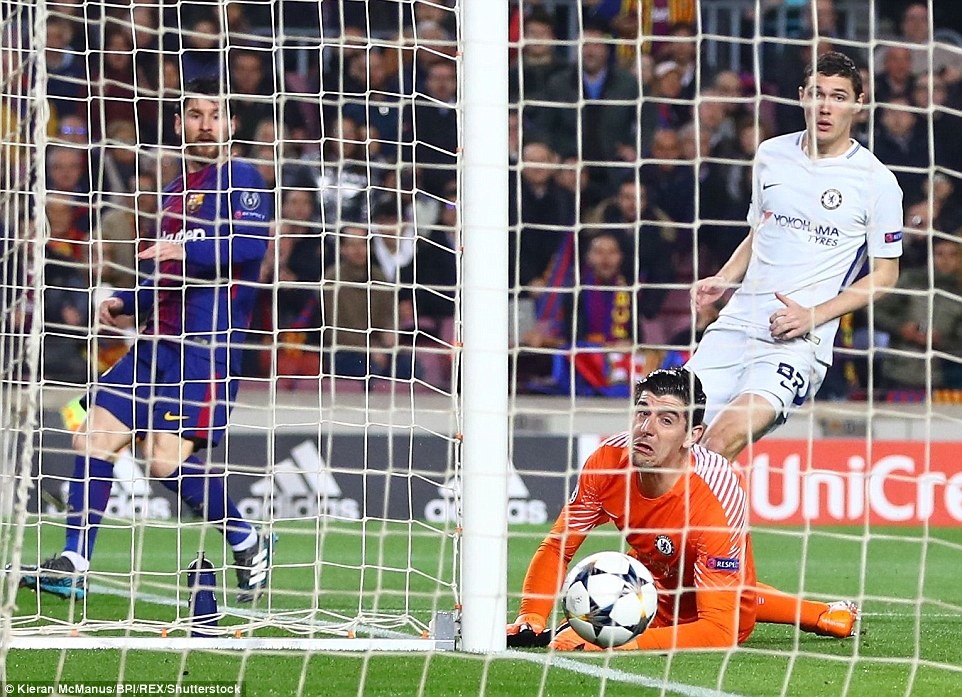 Thủ môn Courtois (áo cam) đã bị Messi “xâu kim” tới 2 lần. Ảnh: REX.