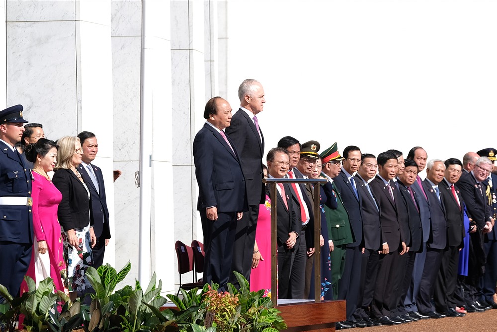 Lễ đón chính thức Thủ tướng Chính phủ Nguyễn Xuân Phúc cùng Phu nhân và Đoàn đại biểu cấp cao Việt Nam diễn ra trọng thể tại Tòa nhà Quốc hội, nằm trên Đồi Capitol, ngay tại trung tâm thủ đô Canberra của Australia. Ảnh: VGP