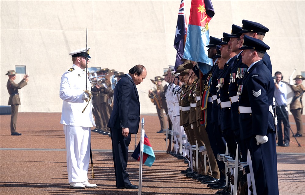 Đội trưởng Đội Danh dự quân đội Australia chào mừng Thủ tướng Nguyễn Xuân Phúc và mời Thủ tướng duyệt Đội Danh dự. Ảnh: VGP