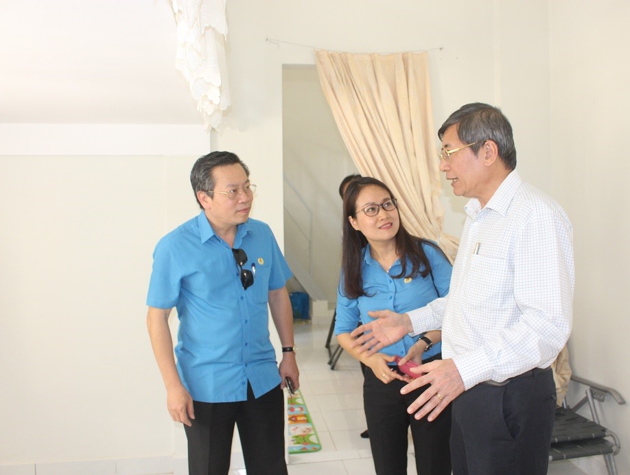 Ông Trần Thanh Hải (trái ảnh) trao đổi với cán bộ công đoàn tỉnh Bình Dương về kinh nghiệm xây dựng Nhà ở xã hội