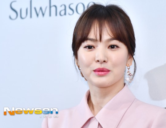 Sự xuất hiện của Song Hye Kyo ngay lập tức thu hút sự chú ý bởi gương mặt tròn xoe