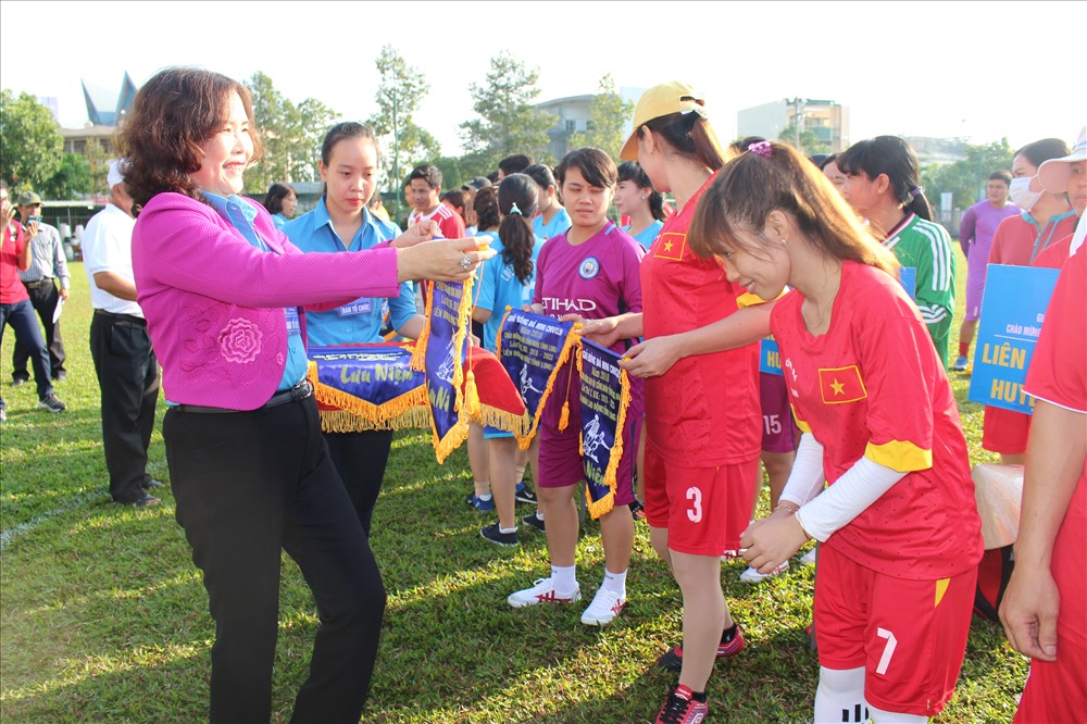 Bà Lê Thị Rết - Chủ tịch LĐLĐ tỉnh Long An - tặng cờ cho các đội.