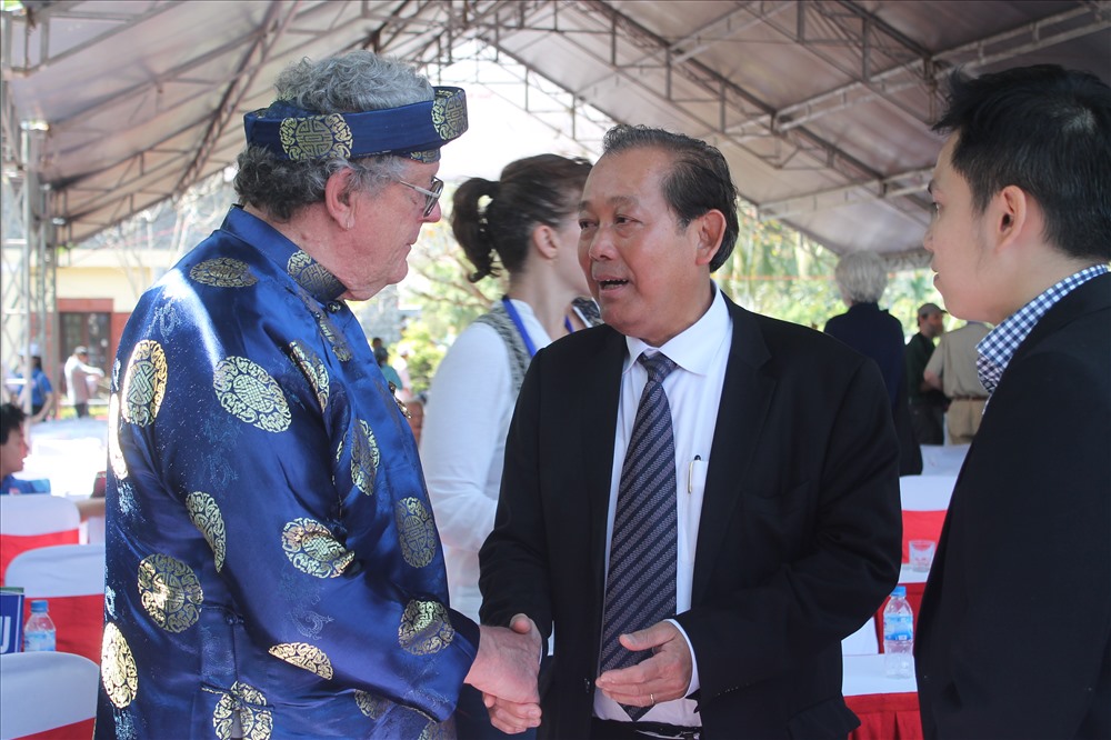 Phó Thủ tướng Trương Hòa Bình trò chuyện với cựu binh Mỹ Roy Mike Boehm. Ảnh: T.H