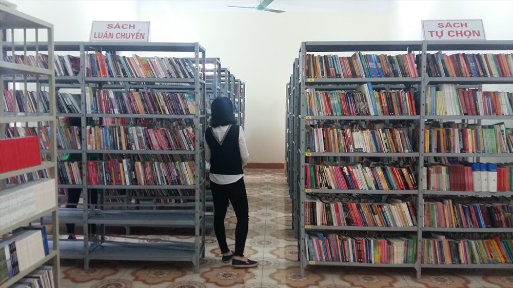Phòng mượn sách, Thư viện Uông Bí. Ảnh: Nguyễn Hùng