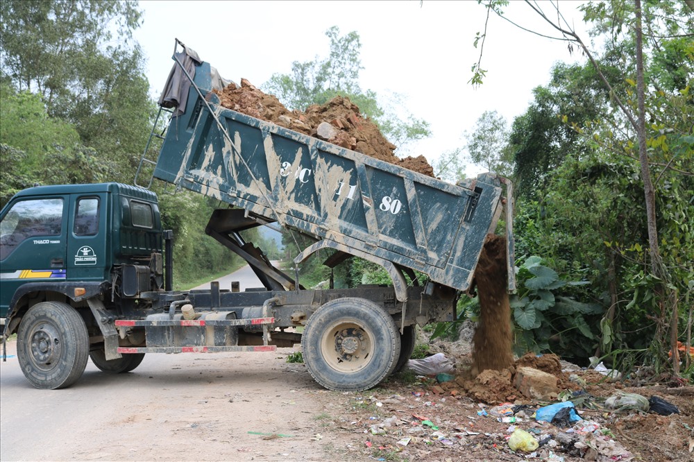 Xuất hiện ô tô chở đất vào lấp rác. Ảnh: LVV