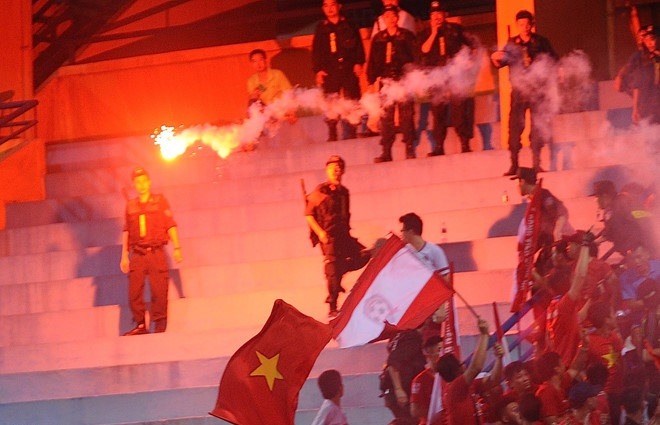 Pháo sáng của CĐV Hải Phòng trên sân Hàng Đẫy tại vòng 1 V.League 2018.